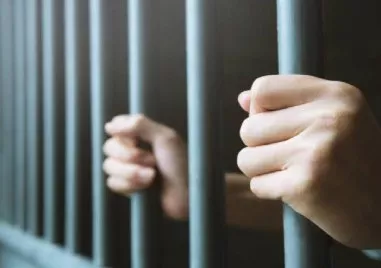 Повдигнаха обвинение на мъж, налетял на полицай и го ударил в районното в Първомай