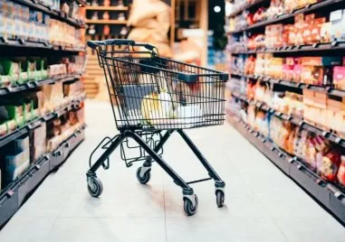 Скок в цените на основните продукти, потребителската кошница е поскъпнала с 2 лв.