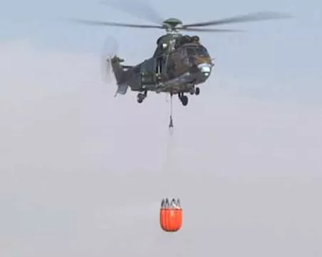 Два военни хеликоптера участват в гасенето на пожара в Рила