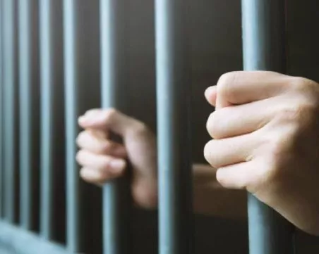 Повдигнаха обвинение на мъж, налетял на полицай и го ударил в районното в Първомай