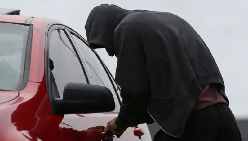 Полицията спипа двама апаши, разбили лек автомобил и откраднали инструменти и оборудване
