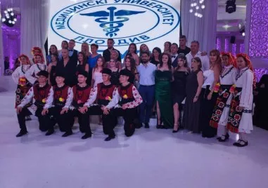 Абсолвентският бал на Медицинския колеж се превърна в празник на благодарността и човечността