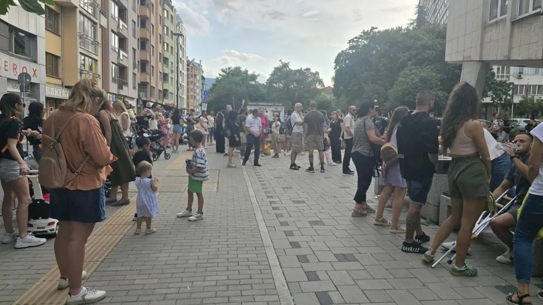 Пред Майчин дом: Протест и контрапротест след твърденията за агресия по време на раждане