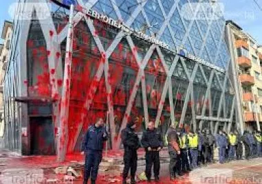 Прокуратурата внесе обвинителен акт срещу шестима, поругали сградата на ЕК при протест на Възраждане