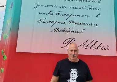 Цитати на Левски посрещат пътниците на ЖП гарата в Карлово