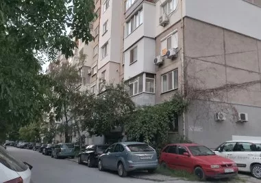 Вандализъм или вендета? Колата осъмна облепена с лепило и без чистачки в Кючука