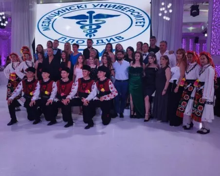 Абсолвентският бал на Медицинския колеж се превърна в празник на благодарността и човечността