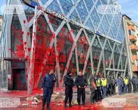 Прокуратурата внесе обвинителен акт срещу шестима, поругали сградата на ЕК при протест на 