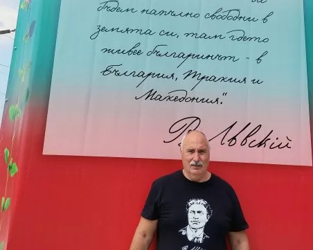 Цитати на Левски посрещат пътниците на ЖП гарата в Карлово