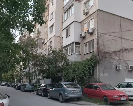 Вандализъм или вендета? Колата осъмна облепена с лепило и без чистачки в Кючука