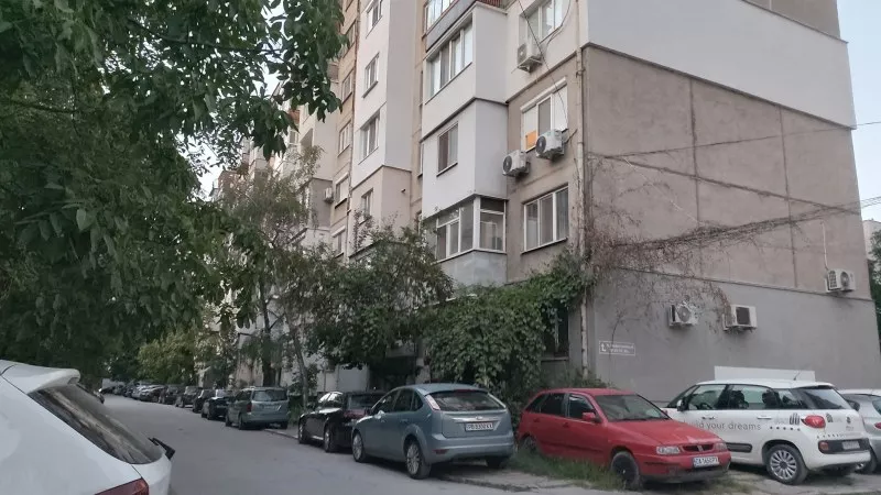 Вандализъм или вендета? Колата осъмна облепена с лепило и без чистачки в Кючука