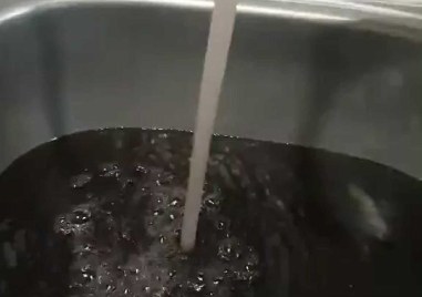 Читатели сигнализират: Тъмна вода тече от чешмите в Брестовица ВИДЕО