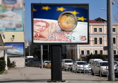 Държавата бори дезинформацията за еврото със 1,7 млн. лева – слага билборди и брандира автобуси