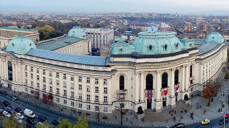 На второ четене в парламента: Таксите за платено обучение ще бъдат намалени с 40%