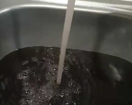 Читатели сигнализират: Тъмна вода тече от чешмите в Брестовица ВИДЕО