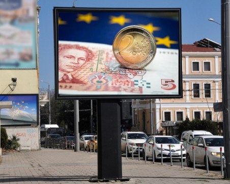Държавата бори дезинформацията за еврото със 1,7 млн. лева – слага билборди и брандира автобуси