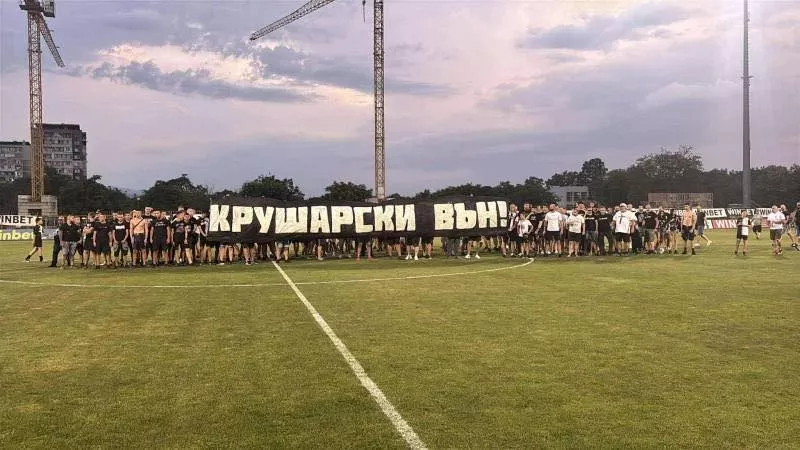 Феновете на Локомотив: Крушарски да напусне Локомотив възможно най-бързо