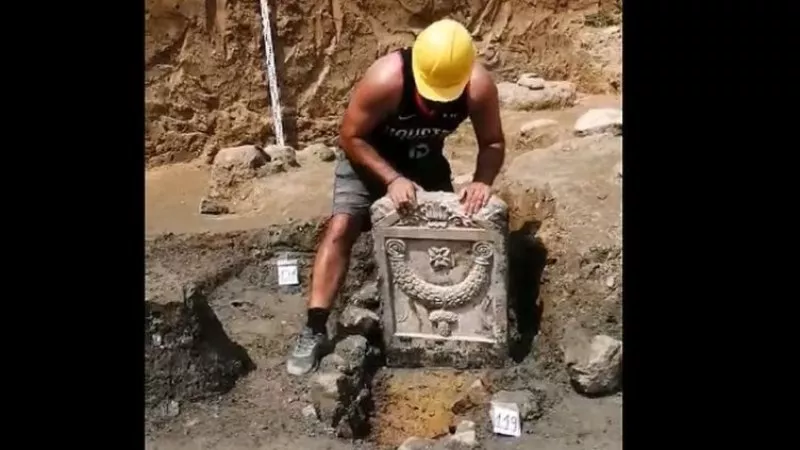 Разчетоха надпис върху древна плоча, открита в Хераклея Синтика