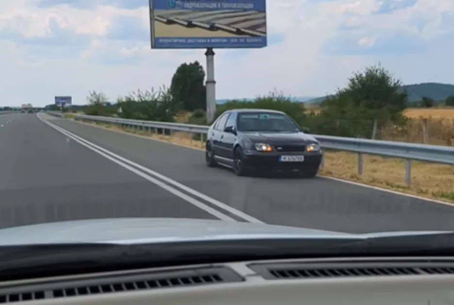 Шофьори карат в насрещното по аварийната лента на АМ 