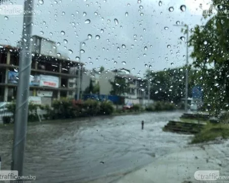 Силни летни бури удариха части от страната, най-опустошителни - в Плевенско