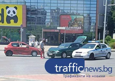 Два автомобила се сблъскаха на оживен булевард в Тракия СНИМКИ
