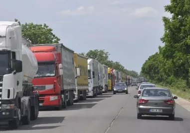 Заради очаквани горещини: Ограничават движението на камиони над 20 тона