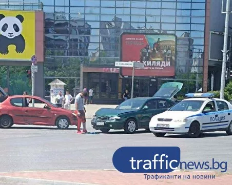 Два автомобила се сблъскаха на оживен булевард в Тракия СНИМКИ