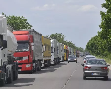 Заради очаквани горещини: Ограничават движението на камиони над 20 тона