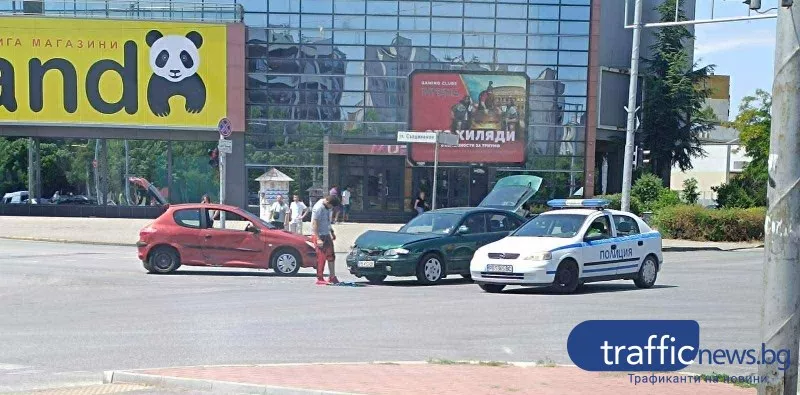 Два автомобила се сблъскаха на оживен булевард в Тракия СНИМКИ