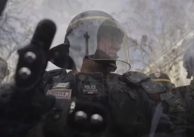 Над 100 маскирани атакуваха коли с коктейли „Молотов във Франция, 10 полицаи са ранени