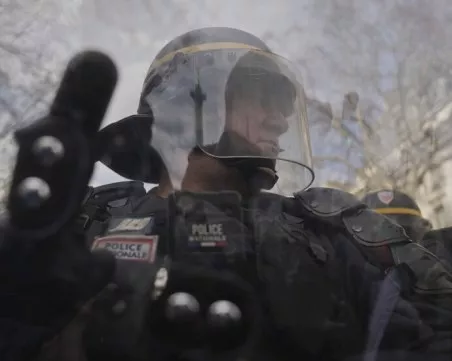 Над 100 маскирани атакуваха коли с коктейли „Молотов