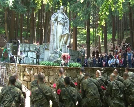 Стотици българи се събраха в подножието на Бузлуджа