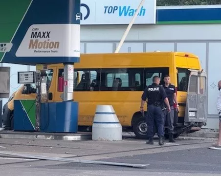Взрив на бензиностанция в Бургас: Пострадаха баща и 14-годишната му внучка