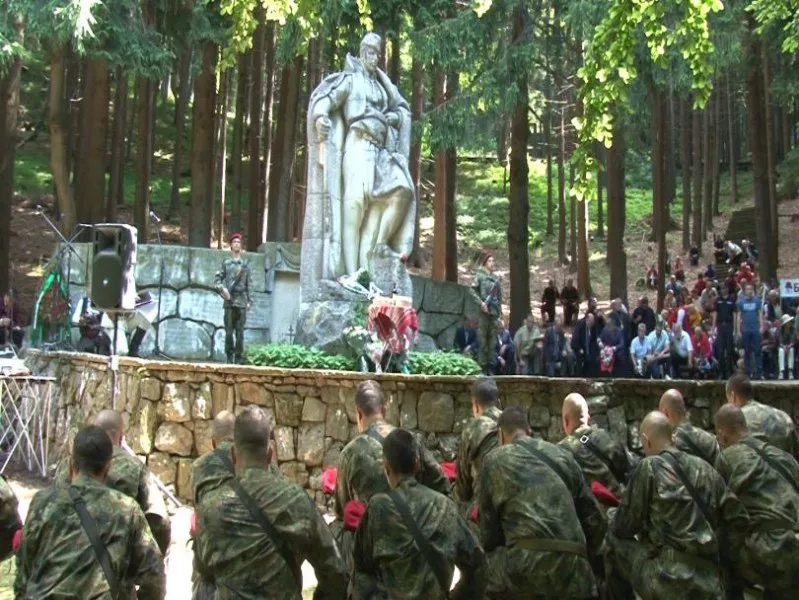Стотици българи се събраха в подножието на Бузлуджа