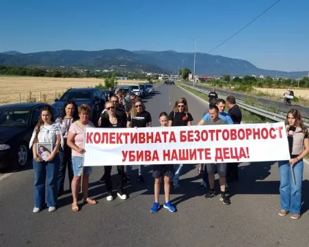 Протест в памет на Андреа затвори пътя Кюстендил – София