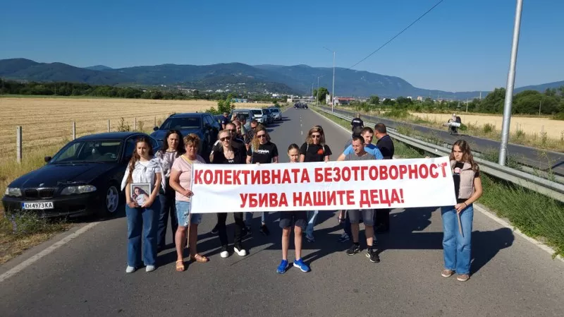 Протест в памет на Андреа затвори пътя Кюстендил – София