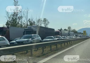 АМ Тракия е парализирана заради пожара, задръстването е над 10 километра