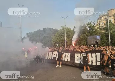 Крушарски вън: С факли и бомбички фенове на Локо излязоха на протест, блокираха възлово кръстовище