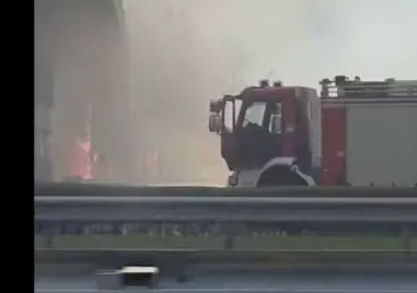 Пожар затруднява движението по автомагистрала Тракия в района на 73 ия