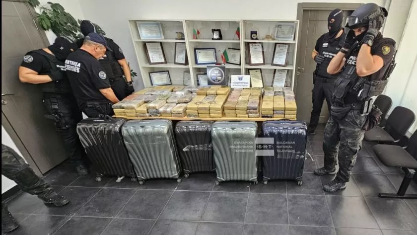 Aкредитиран в Брюксел дипломат превозвал в куфари кокаина за 37 млн. лева, заловен у нас