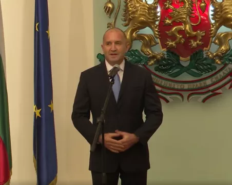 Румен Радев удостои с почетни плакети тенисистите Иван Иванов и Александър Василев