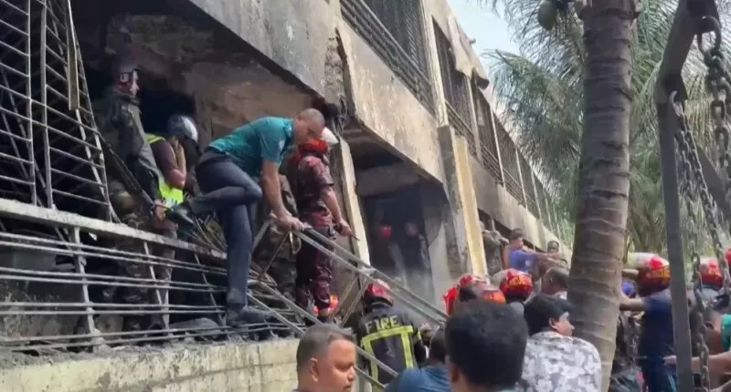 Самолет се разби в училищно общежитие в Дака, най-малко 19 са загинали, а над 100 - ранени