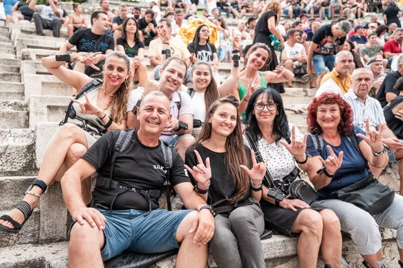 За първи път в Пловдив: Хора с увреден слух изживяха концерта на Dream Theater снощи на Античния театър