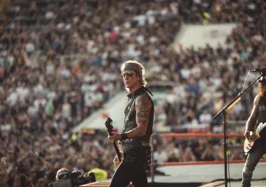 Guns N’ Roses отвориха портал във времето, върнаха няколко поколения в 80-те