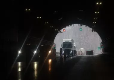 В тръбата на тунел Витиня в посока Варна са се ударили