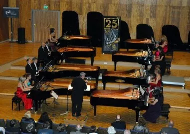 Baynov Piano Ensemble начело с проф Томислав Байнов представя Световно