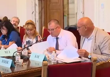 Спор за заплатите: Три законопроекта за младите лекари минаха на първо четене