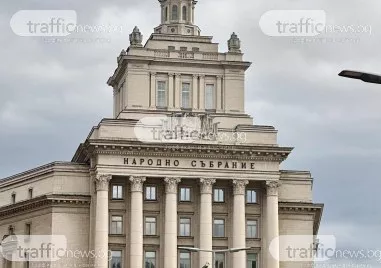 Студенти отново излизат на протест заради високите такси, събират се пред НС