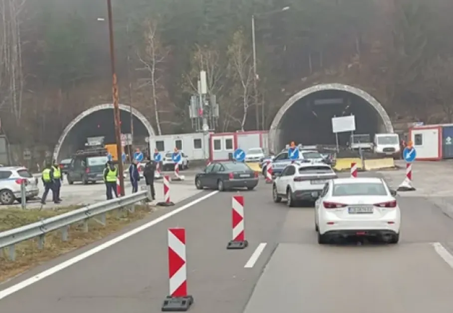 Камион и две коли се удариха на 