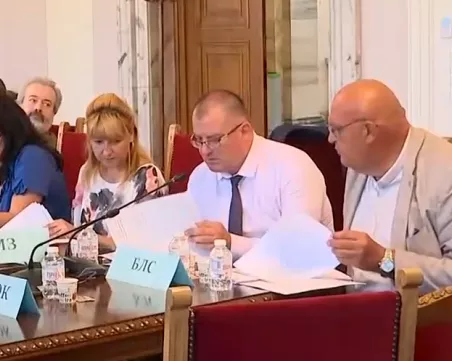 Спор за заплатите: Три законопроекта за младите лекари минаха на първо четене